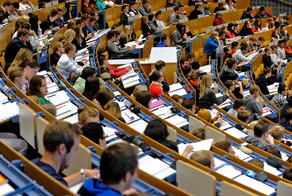 Students are sitting in audimax.